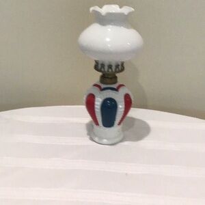 Elegant White and Red Table Lamp vintage oil lamp made in Hong Kong good cond,